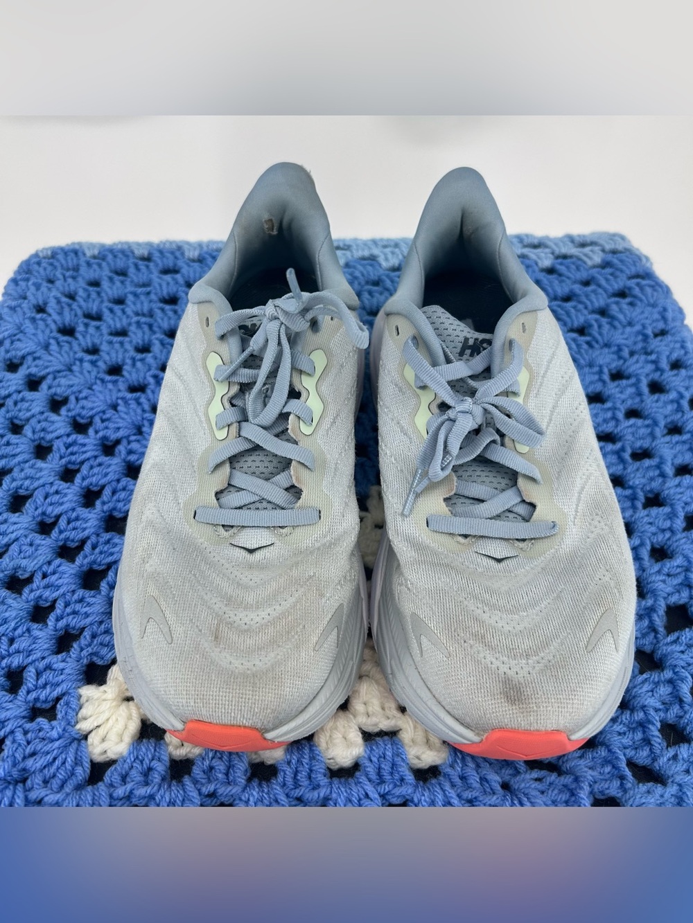 Hoka Arahi 6 Grey Pastel Blue Coral Running Shoes Women's Size 8 Regular Width